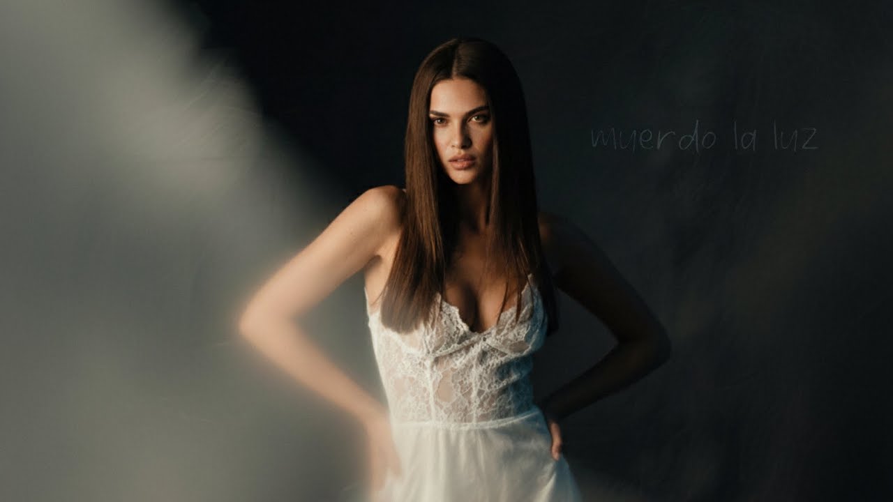 Vea Monroe - muerdo la luz (Official Visualizer)