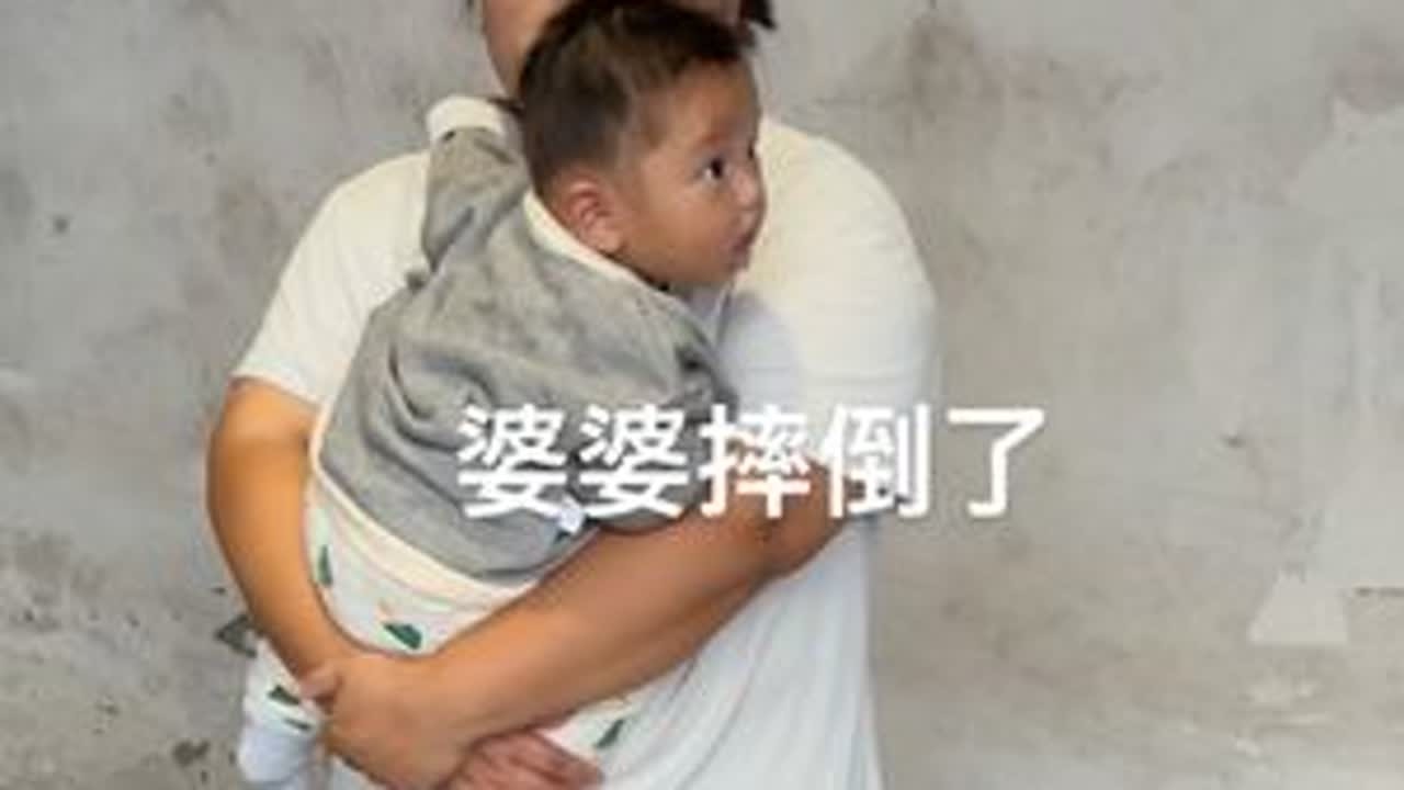 地上有一点滑 婆婆去种菜了 滑倒了 公公还这样说#记录生活 #这就是生活本来的样子