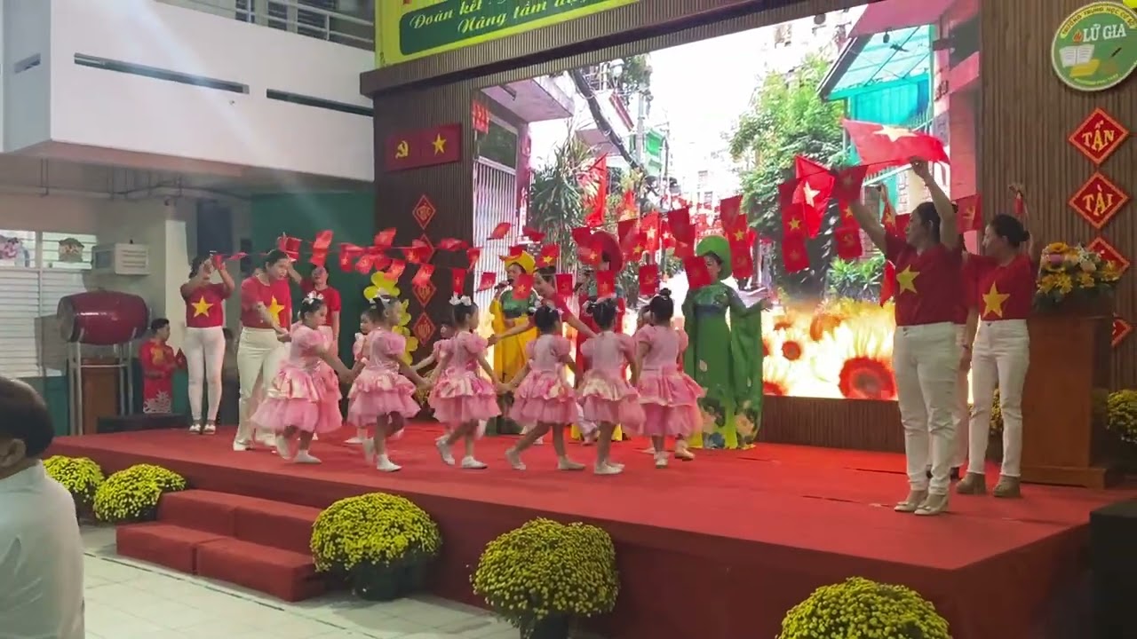 Nhà Tôi Có Treo Một Lá Cờ ( Hoạ Mi 11) 