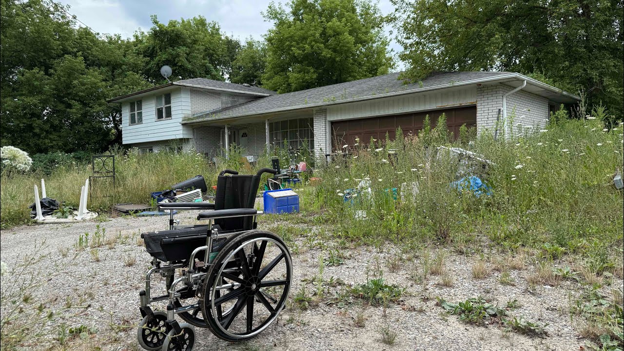 Creepy ABANDONED grandmas house with EVERYTHING LEFT BEHIND **what happened here?**