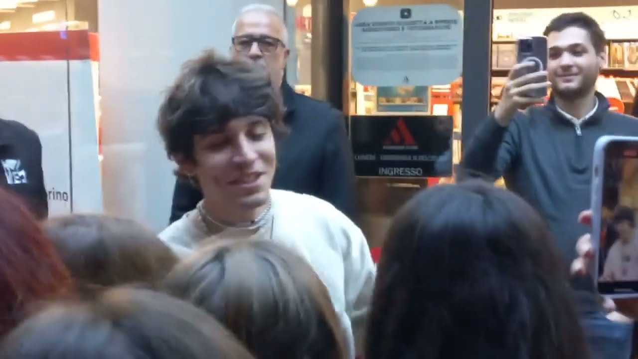 Alex Wyse canta con i fan instore Torino Alex W - Topic