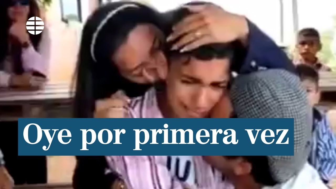 Emocionante reacción de un niño que escucha por primera vez gracias a unos audífonos