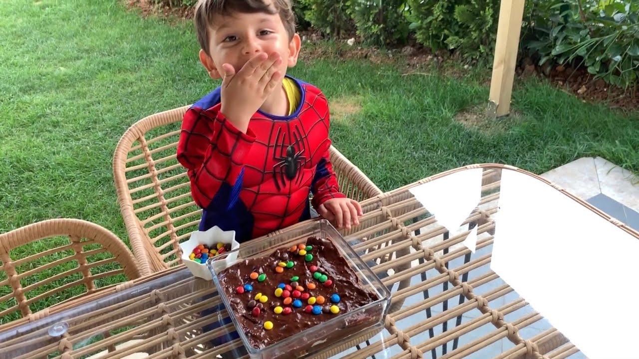 Spiderman Yusuf şef oldu👻 Pudingli bisküvi pastası yaptı🤤Bonibonlarla süsledi afiyetle yedi😍