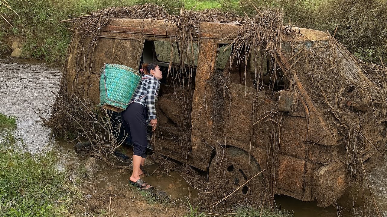 Time-lapse video: Girl repairs and restores flood-damaged car with engine failure