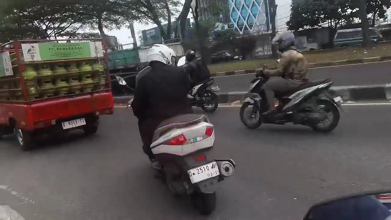 Exploring the streets of Bandung by motorbike