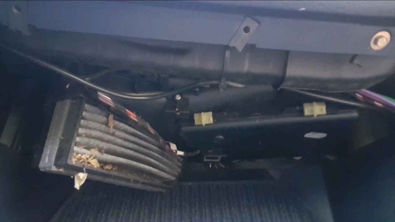 Cleaning or replacing the cabin/interior filter