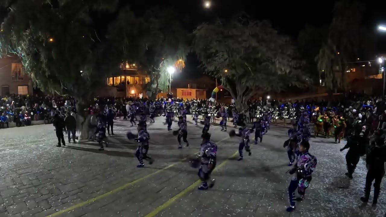 CAPORALES ZAMBOS SAYAS EN LA FIESTA DE AYQUINA 2025, PLAZA IGLESIA DE NOCHE