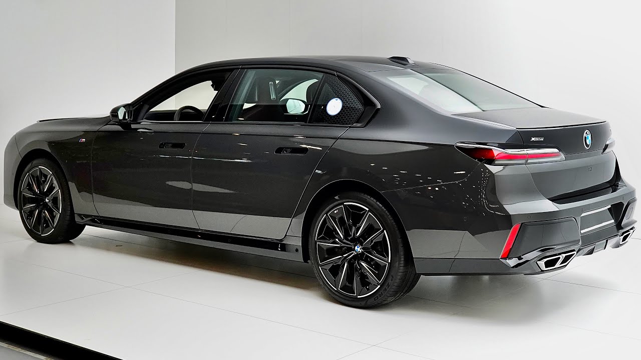 New 2023 BMW 7 Series: Luxurious Tech-Loaded Sedan (S-Class Killer)