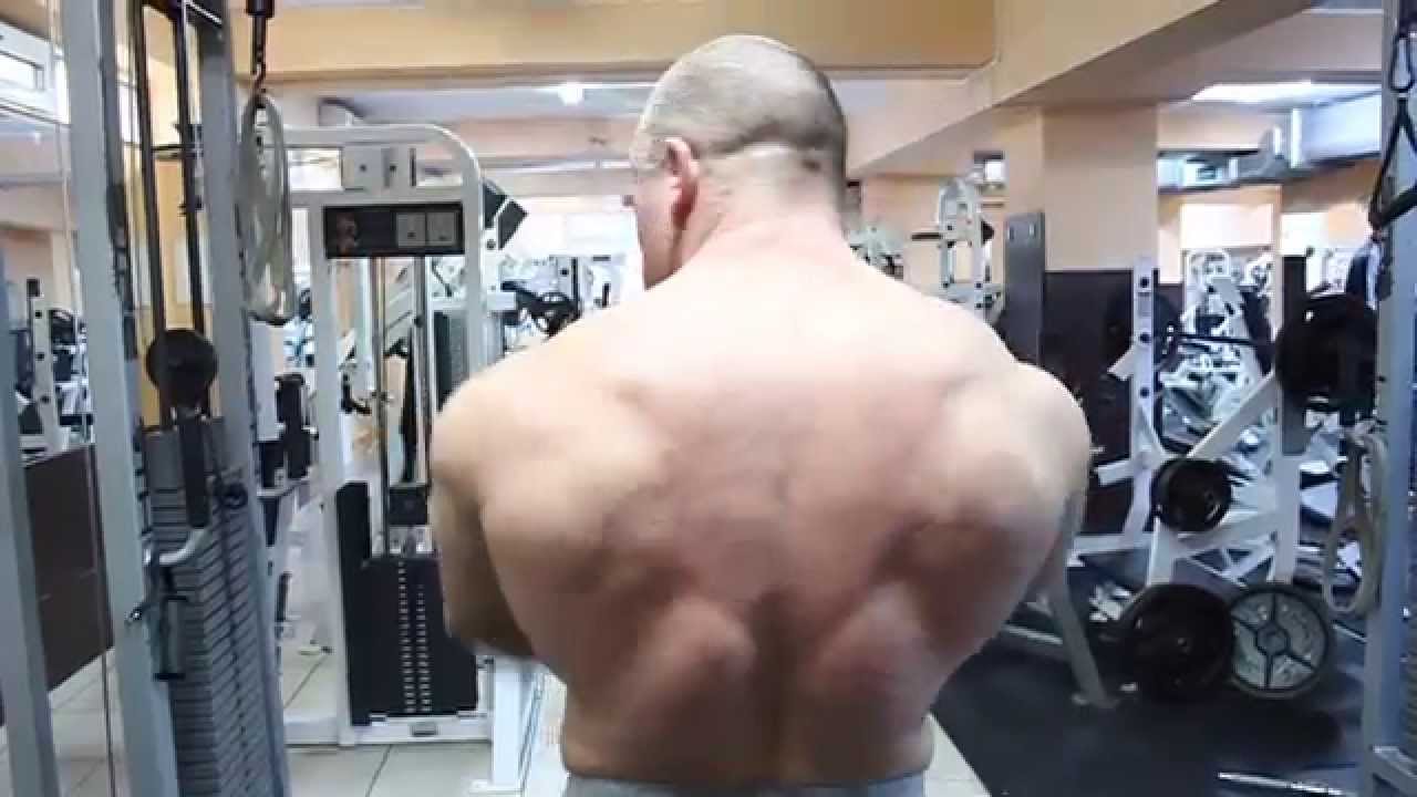 Oigan posing at the gym