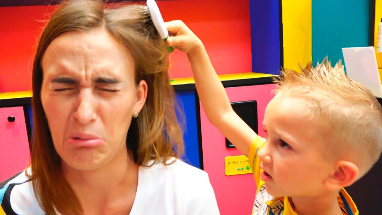 Vlad Nikita e la mamma nel parrucchiere per bambini! Nuove acconciature per bambini