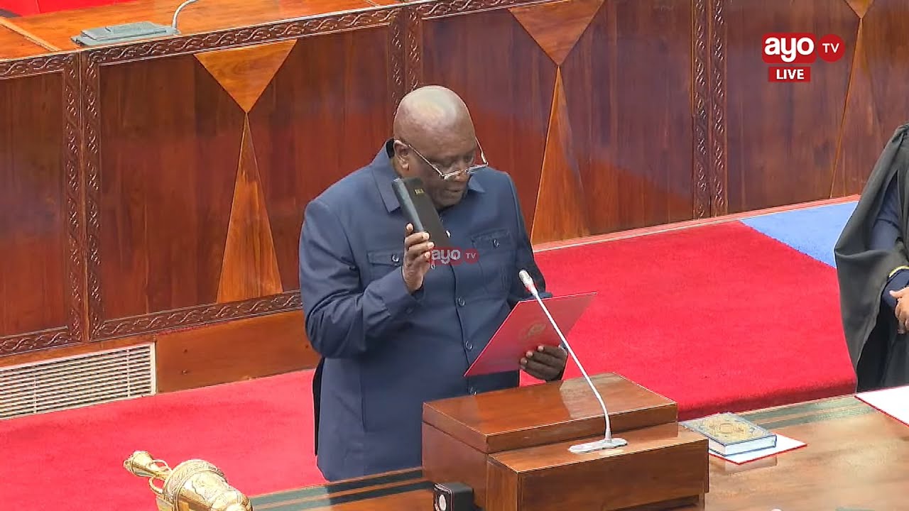 KANGI LUGOLA AKIAPISHWA BUNGENI DODOMA