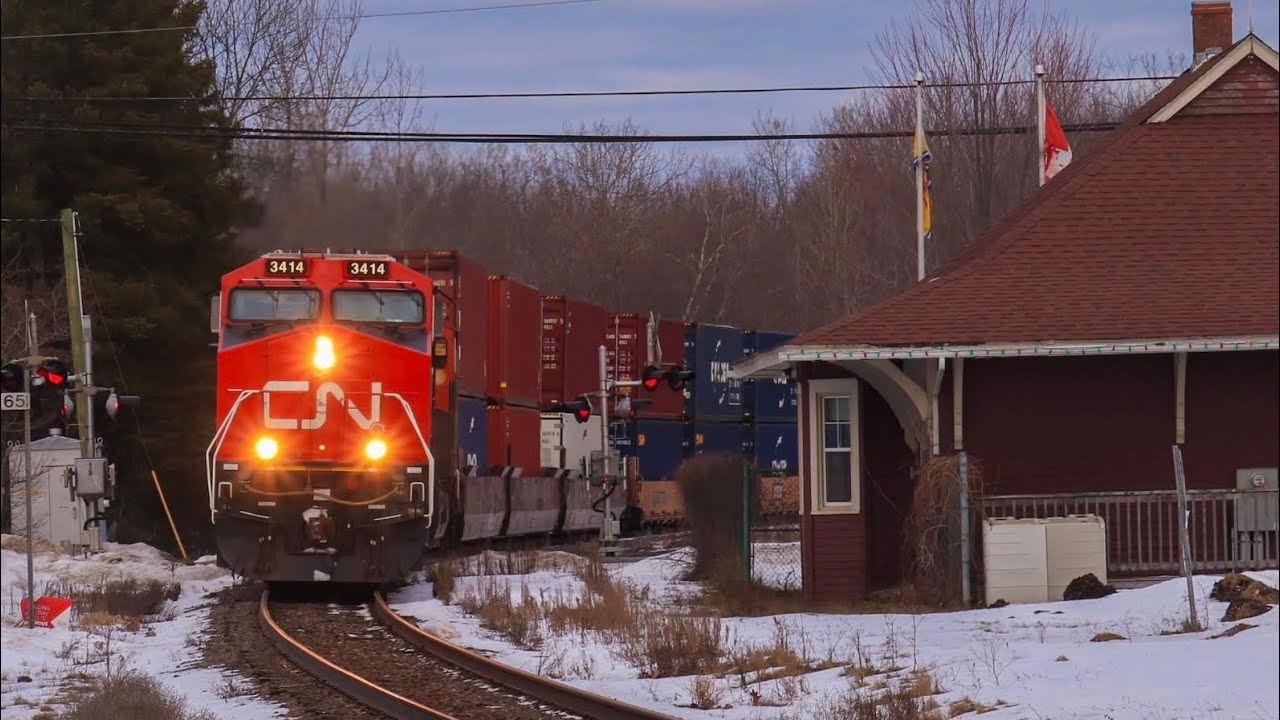 Container Madness/Odd Horn! New CN 3414 Leads L594 Around The Bend Into Hampton!