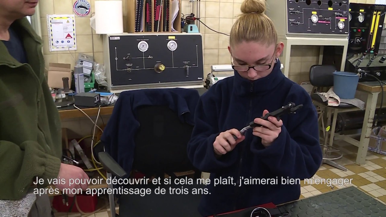 [Portrait] Émeline, apprentie bac pro de maintenance à la base navale de Cherbourg