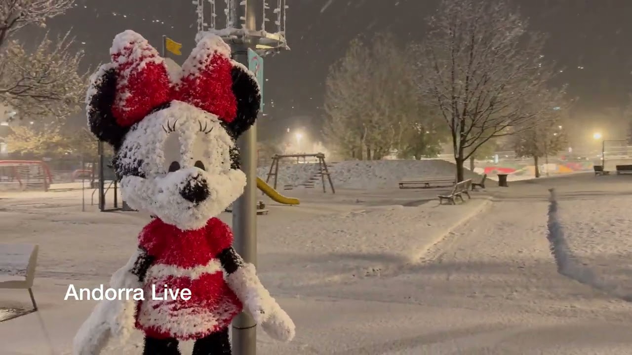 🇦🇩 ANDORRA BAJO LA NIEVE ❄️ Paseo Mágico Nocturno (Escaldes, Río y Figuras de DISNEY Congeladas)