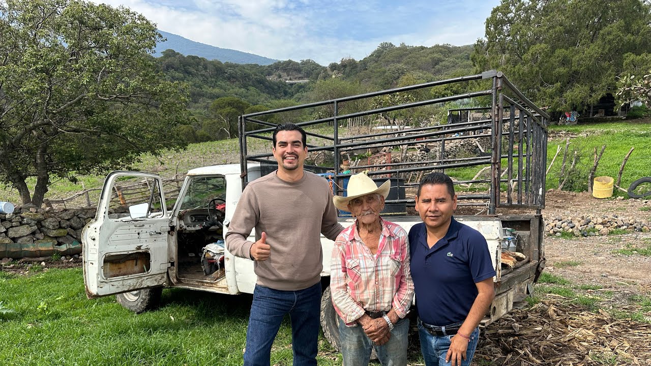 A sus 90 años todavía maneja su camioneta 