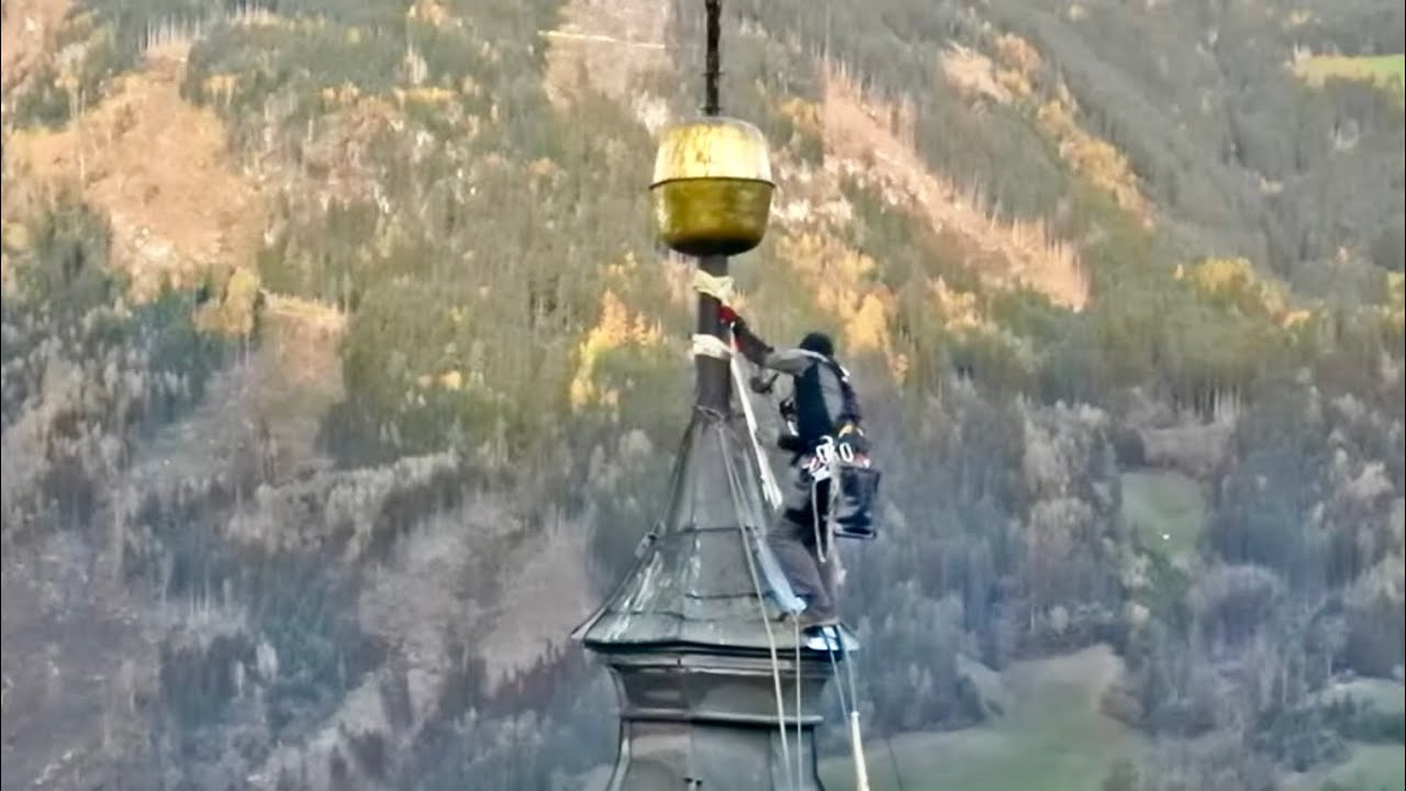 Sicherungsseile vom Kirchturm nach den Renovierungsarbeiten demontieren