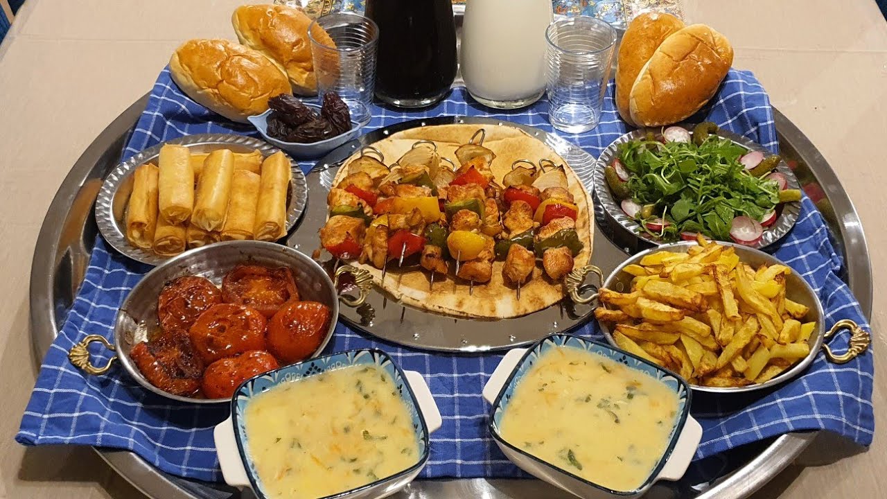 فطور ٤ رمضان🌙صينيه اشكال ألوان شيش طاووق تكة دجاج ذايبه ورهيبه والحلى قشطليه بالموز تبرد القلب