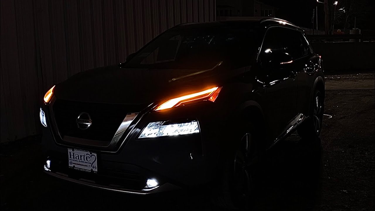 Освещение салона и экстерьера NISSAN ROGUE 2021 года в ночное время