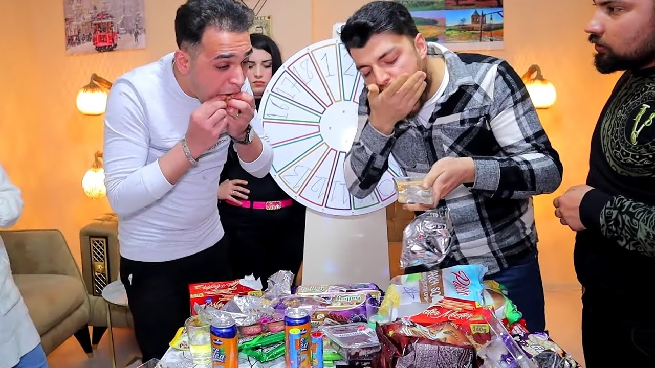 تحدي أكلات الاولاد 🍫🍬🍭🍩 بين فريقين مع عجلة الحظ // كلو حماس 🔥 مع مكافأة حلوة كتير 😍