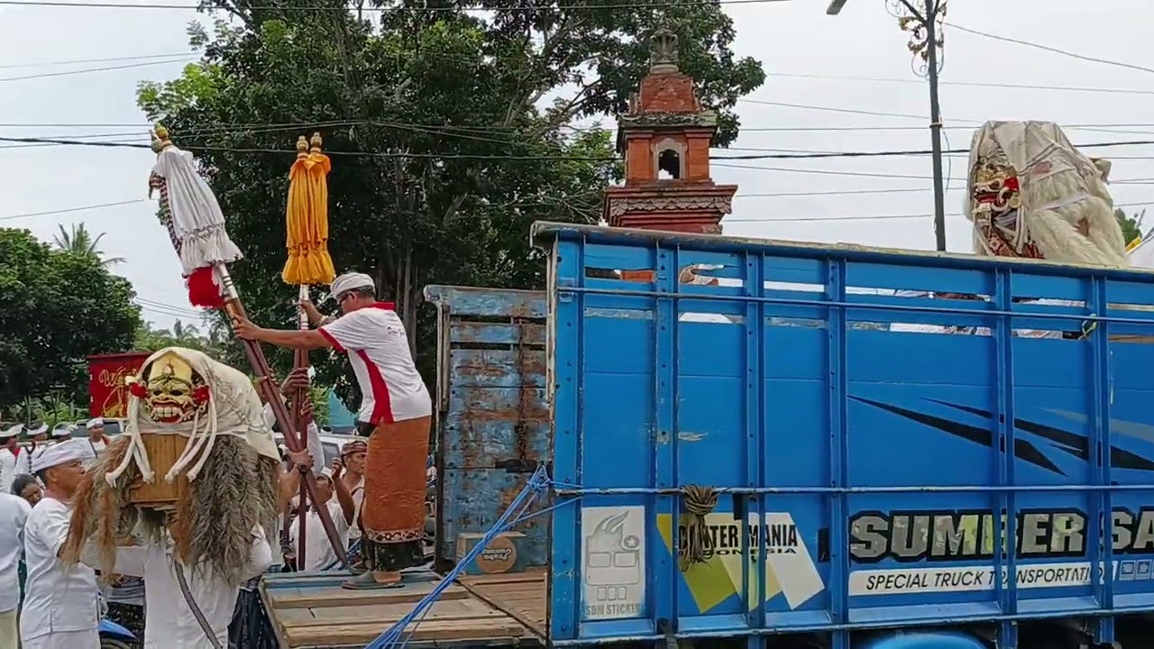 Ida Betare  Dalem  mepupul ring bale agung jage pacang nyangre melasti