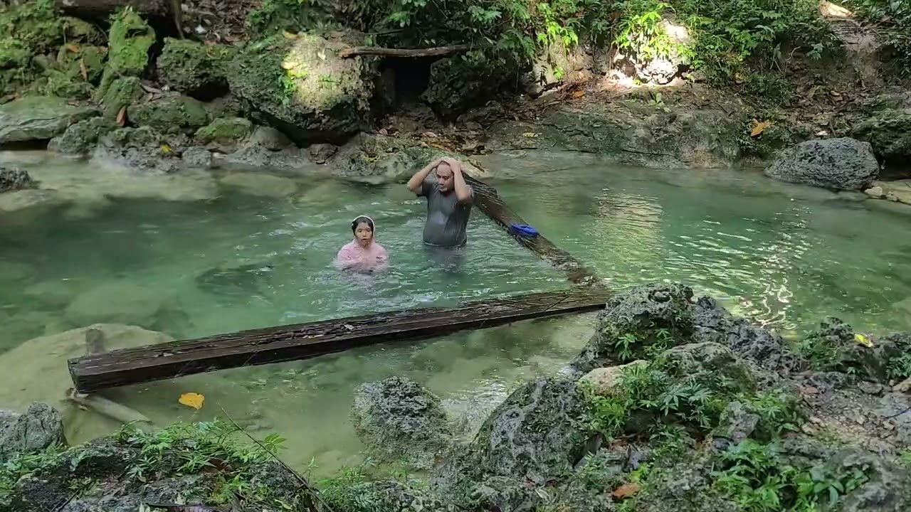 Mandi² dimata air yg jernih didalam hutan