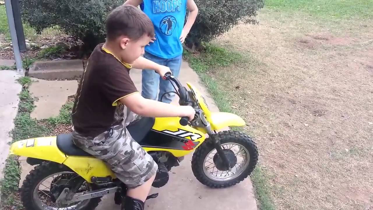 DZIECIAK NA MOTOCYKLU I ZŁOTA MYŚL OD OJCA