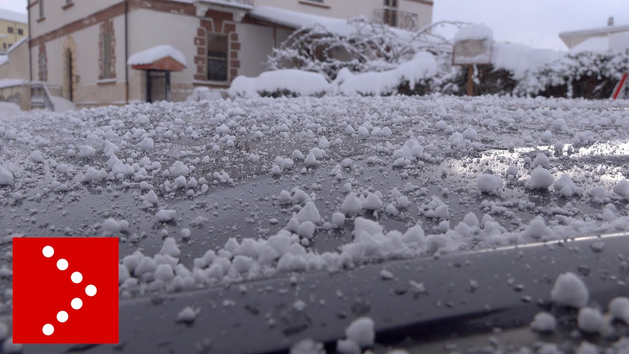 Precipitazione di neve tonda: palline di neve e ghiaccio
