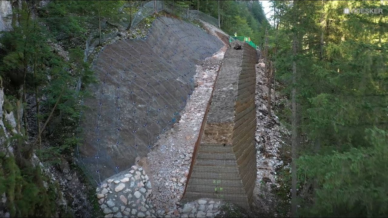 Geogitterbewehrter Steinschlagschutzdamm
