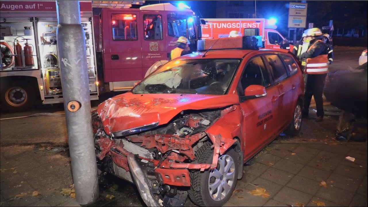 [SCHWERER UNFALL AUF EINSATZFAHRT] - Kommandowagen kracht in PKW ~ Fahrerin in Auto eingeklemmt -