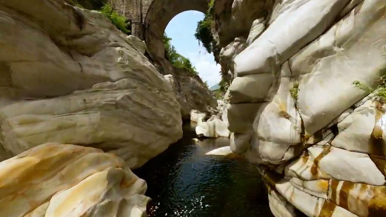 Mit der FPV Drohen durch die Maggia Schlucht, Ponte Brolla, Maggiatal, Tessin.