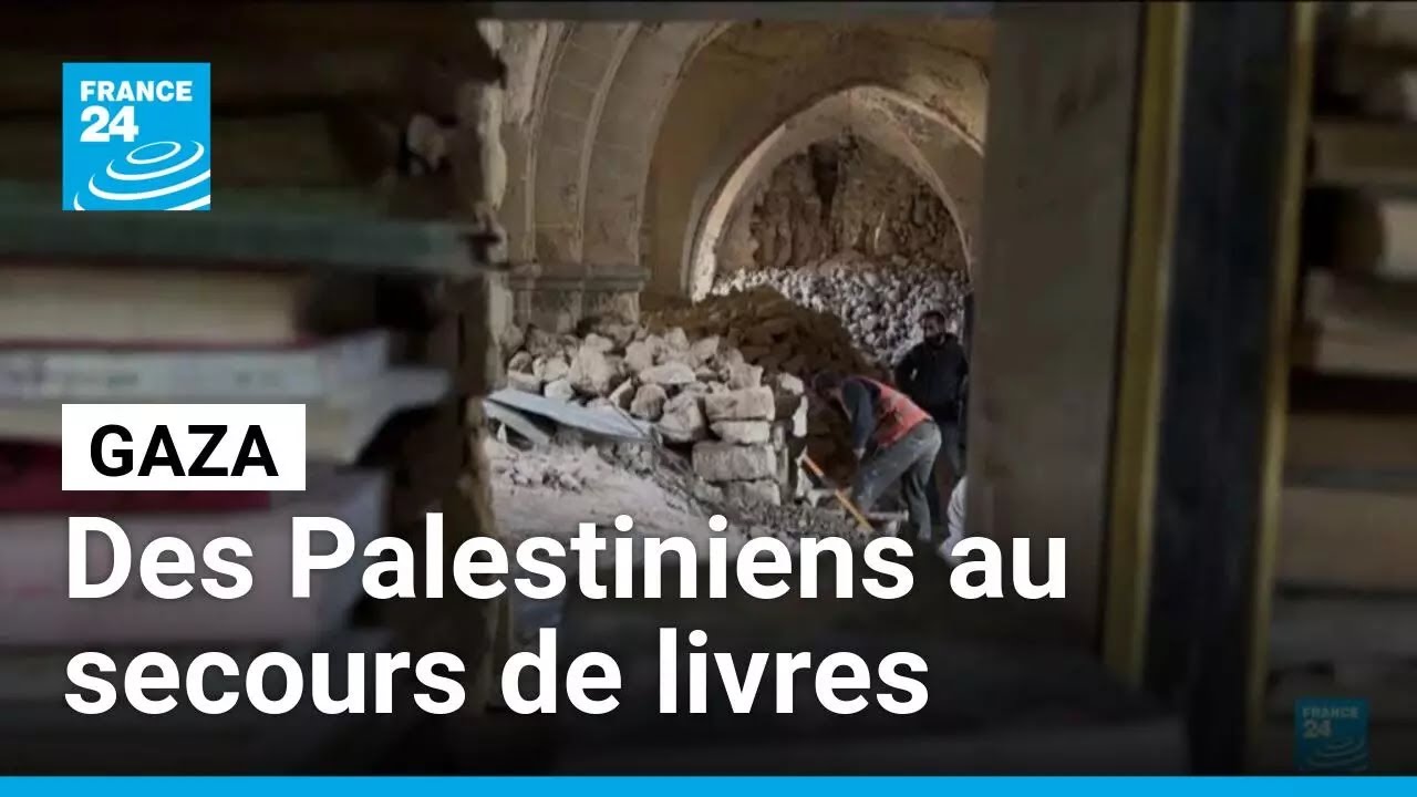 Gaza : des Palestiniens bénévoles tentent de sauver les livres d'une bibliothèque historique
