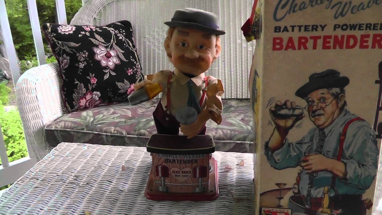 Винтажная игрушечная фигурка бармена Чарли Уивера на батарейках в действии с цыплятами!