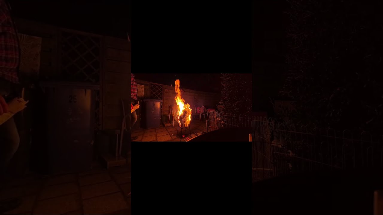 Karton verbranden in de vuurkorf 🔥 | Rustgevend vuur in het donker