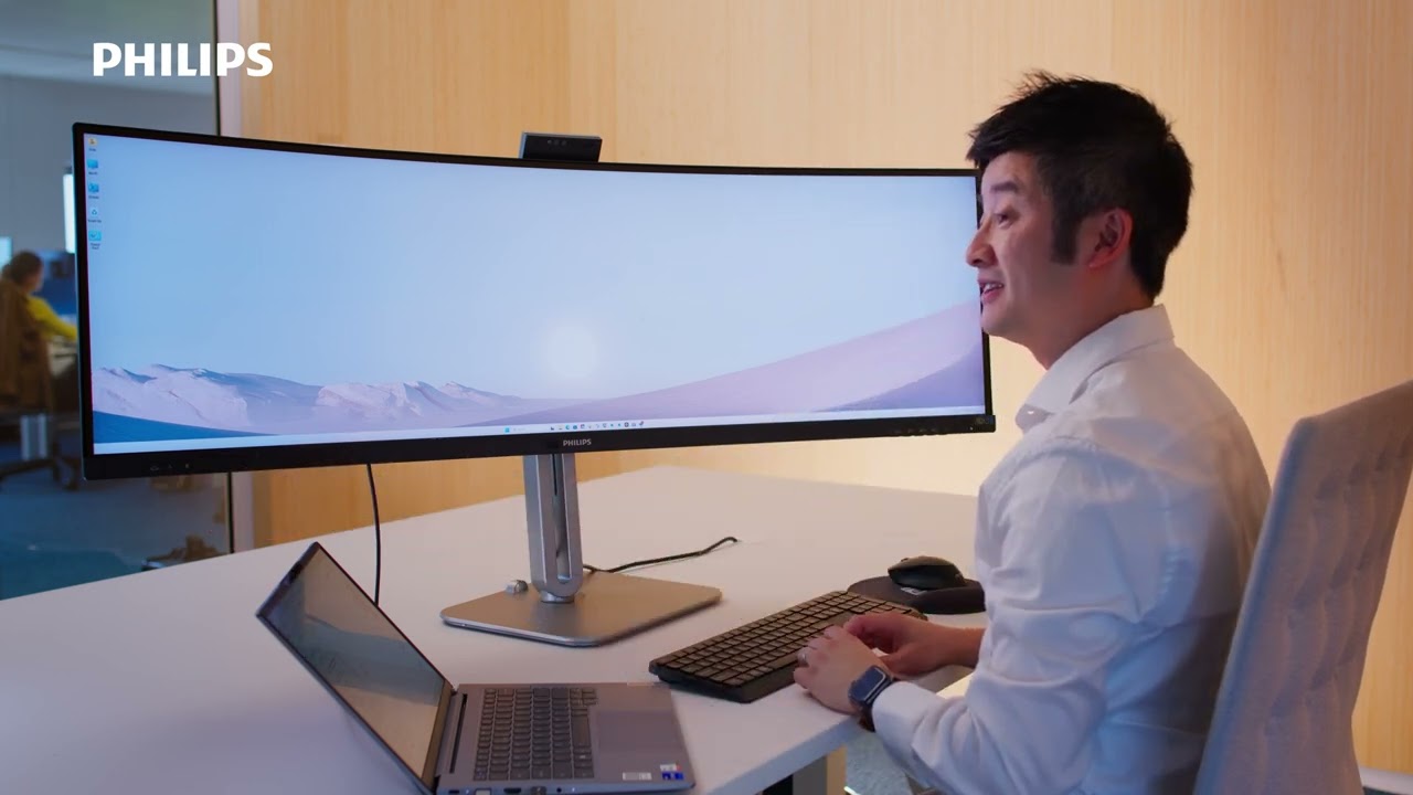 🎥 Philips AI Auto-Framing Conferencing Monitor