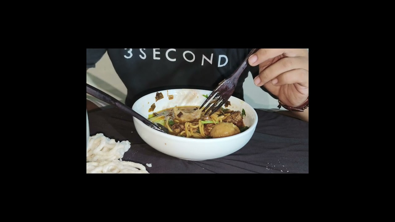 HUJAN2 MAKAN MIE AYAM BAKSO, MANTAP 😁#asmr #asmr #asmreating 