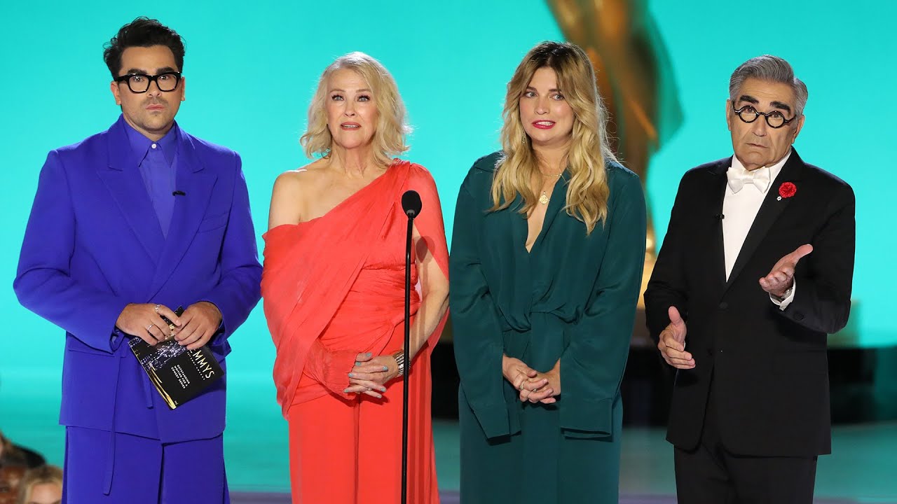 Schitt's Creek Cast REUNITES at 2021 Emmys!