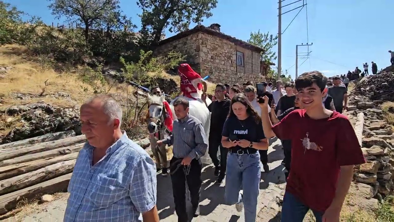DEMİRCİ'nin HOŞCALAR KÖYÜNDE GELİN KIZ KADRİYE YANAR AT ÜZERİNDE DAVUL ZURNA EŞLİĞİNDE DOLAŞIYOR2024