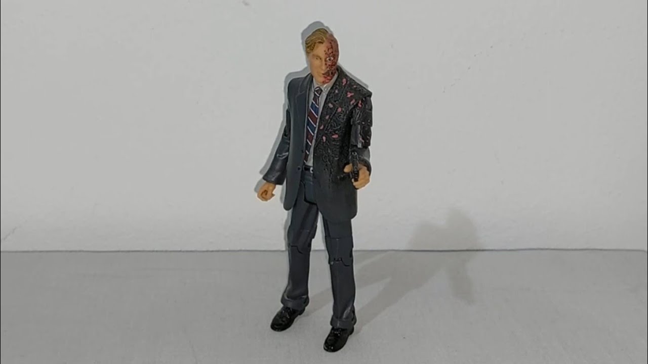 Two-Face - The Dark Knight Movie Masters Mattel Español