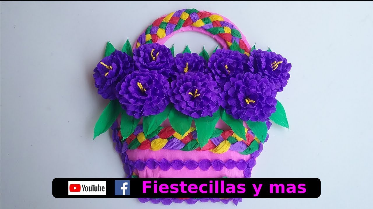 Canasta con flores en papel crepe