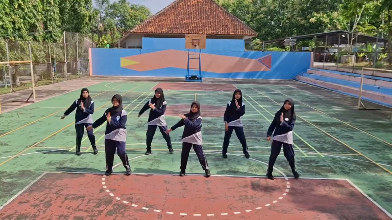 Senam kreasi Kaka main salah, tugas PJOK Pak Basar. ANGGOTA KELOMPOK (Absen 6, 7, 13, 16, 24, 30)