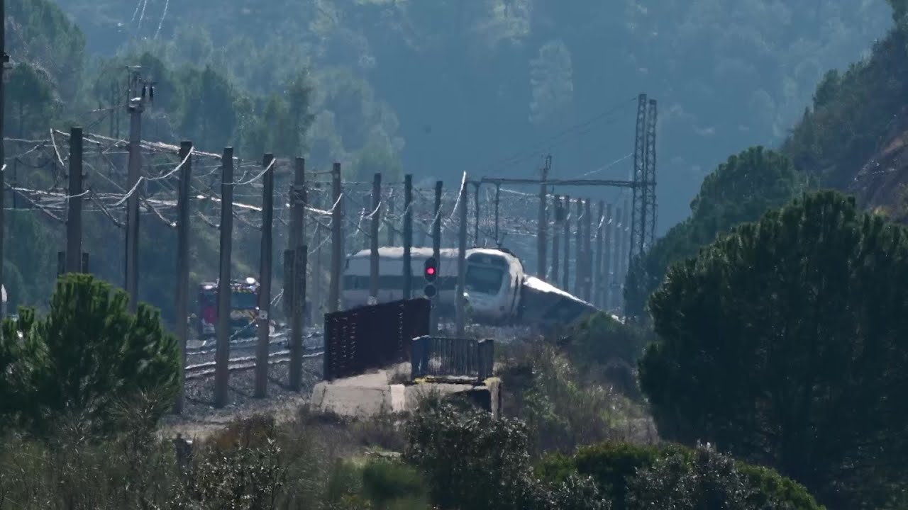 Accident ferroviaire en Espagne : images du lieu de la collision entre deux trains | AFP Images