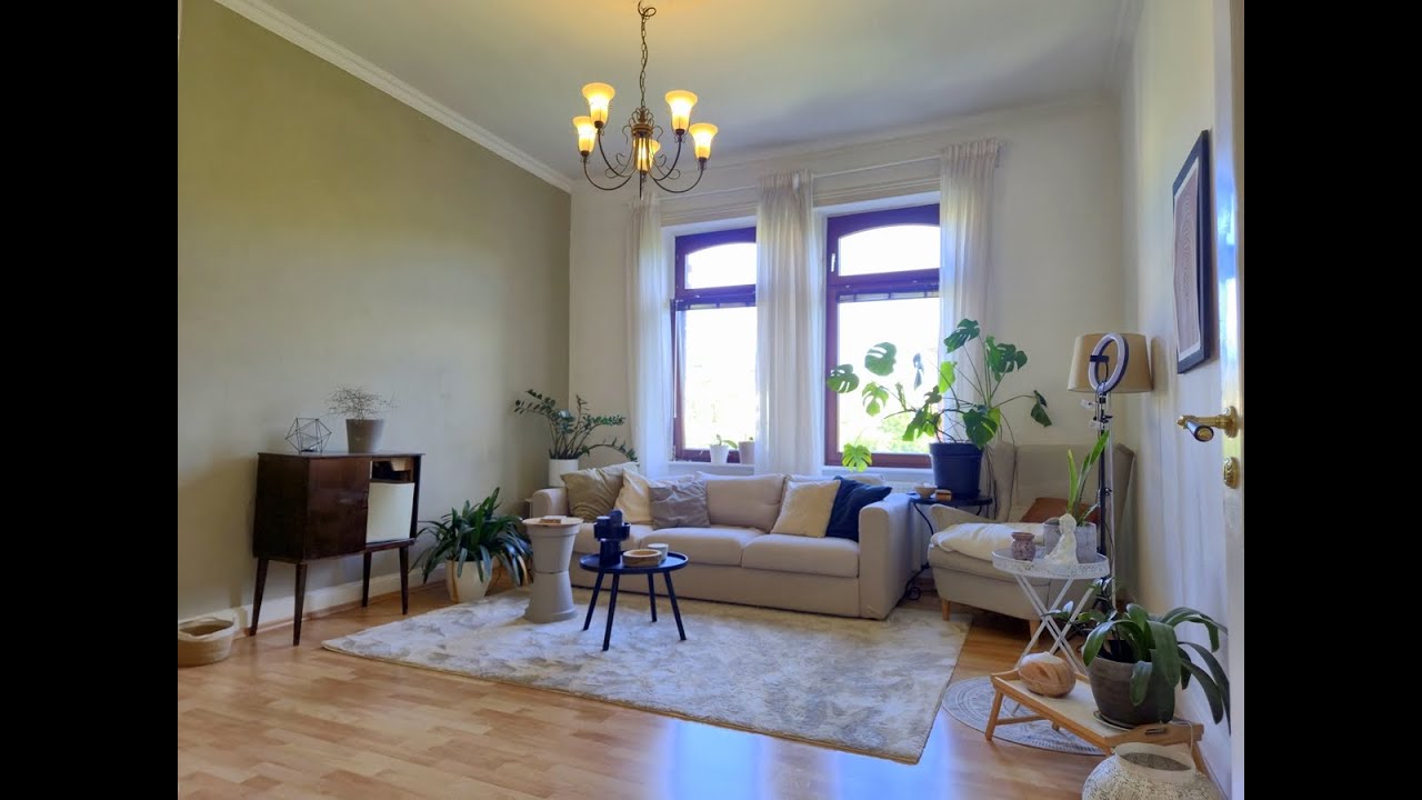 HISTORIC APARTMENT IN WIESBADEN! Well-maintained 3-room apartment with balcony and original stucco.