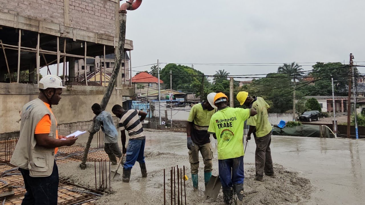 GCI: BÉTONNAGE DU PLANCHER D'UN BÂTIMENT R +2 A LEMBA/RIGHINI AVEC PROFESSIONNALISME