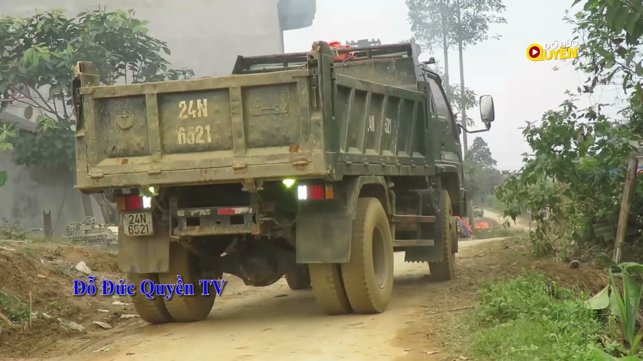 Máy Xúc Doosan Bánh Lốp Đào Múc Đất Lên Thùng Xe Benz, Xe Ô Tô Ben Tải Chở Đất, Truck Excavator Work