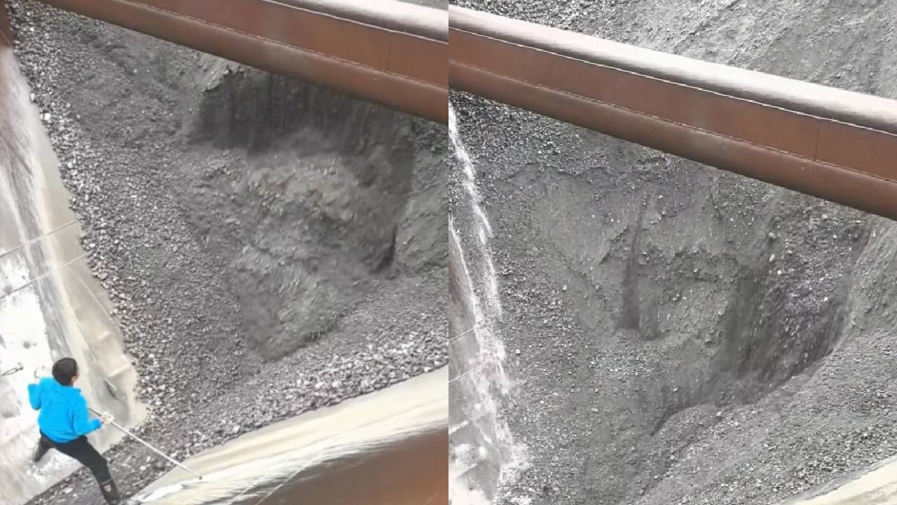 Cargo ship crew unloading phosphate ore | Satisfying video | Barge working vlog