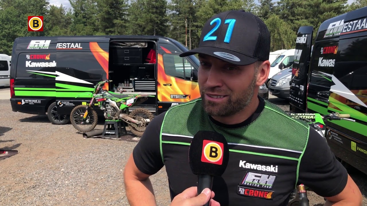 Marc de Reuver over motorcrossers Roan van Moosdijk en Jeffrey Herlings.