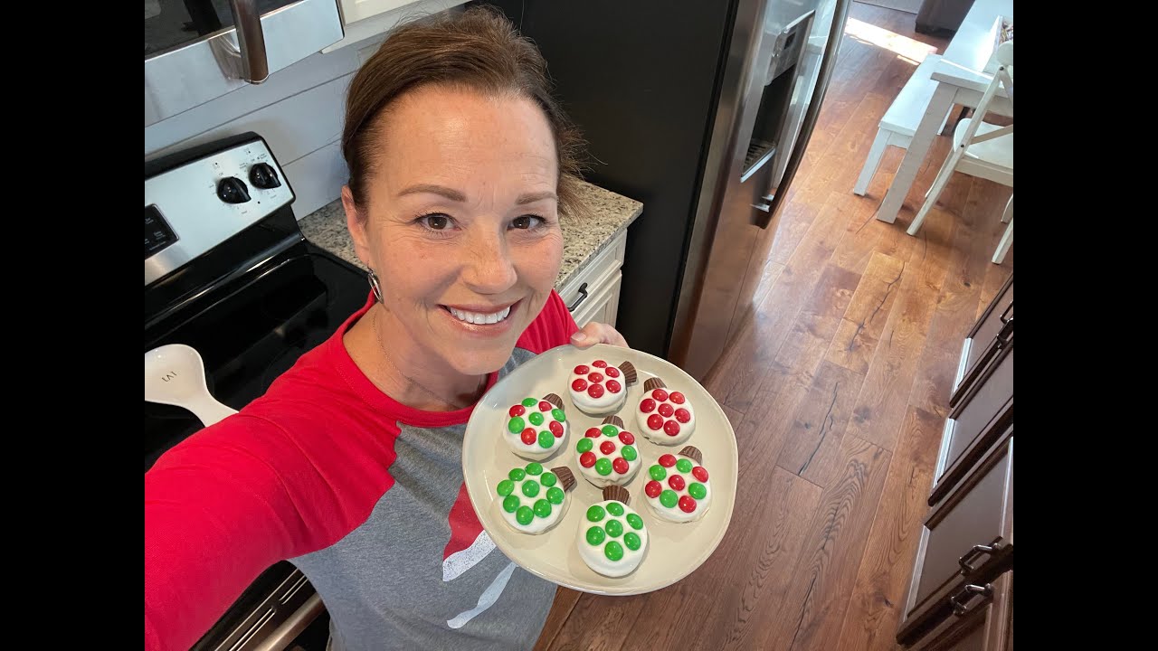 OREO Ornament Cookies | Treats for a Christmas party | Holiday goodies to share with neighbors