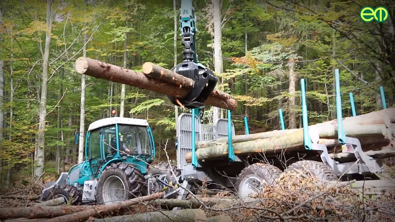 Magyar fakitermelők és díjazott Pfanzelt erdészeti traktor az AustroFoma 2015 erdészeti gépbemutatón