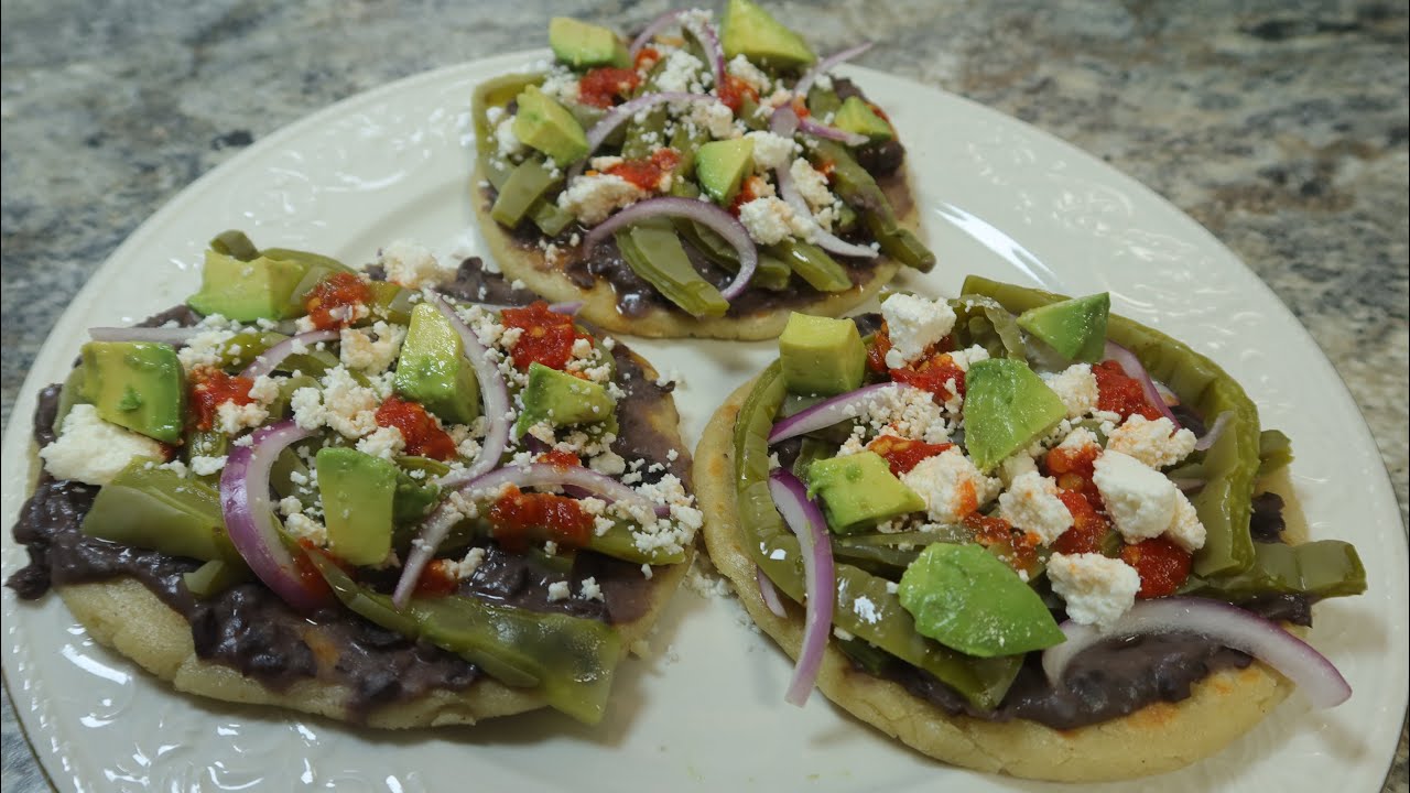 GORDITAS DE FRIJOLES CON NOPALES 