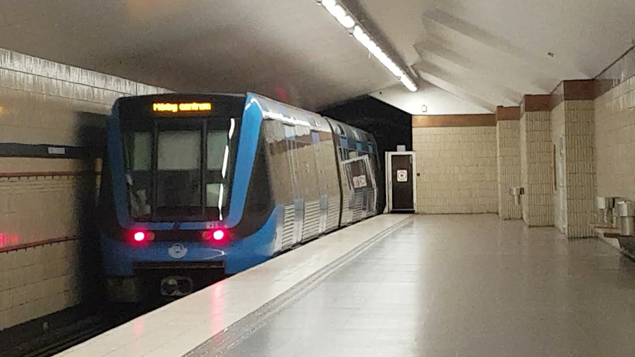 C20 Tunnelbana vid 🔴 Midsommarkransen.